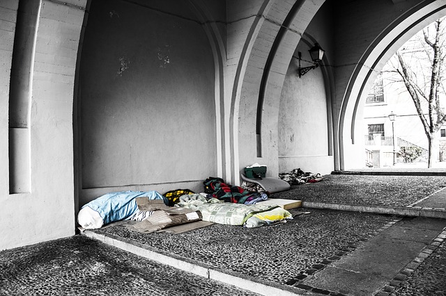 věci bezdomovce pod mostem