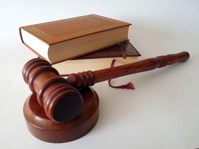 zákon a soudcovské kladivo