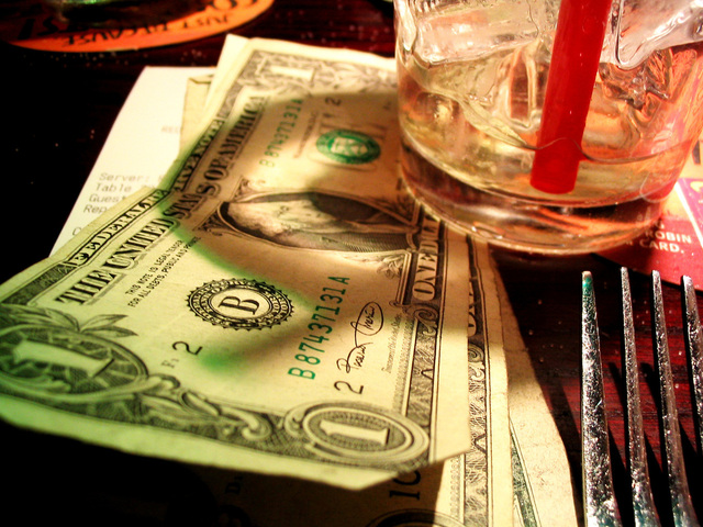 peníze, které slouží jako podložka pod sklenici s pitím